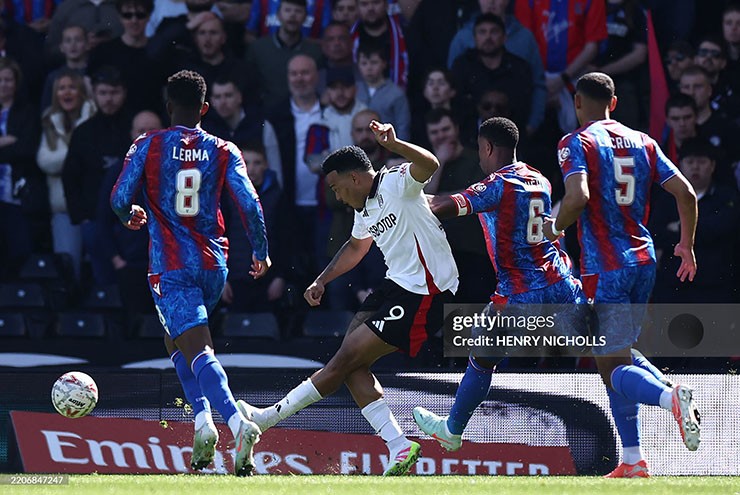 Muniz đoạt bóng ngay trước vòng cấm